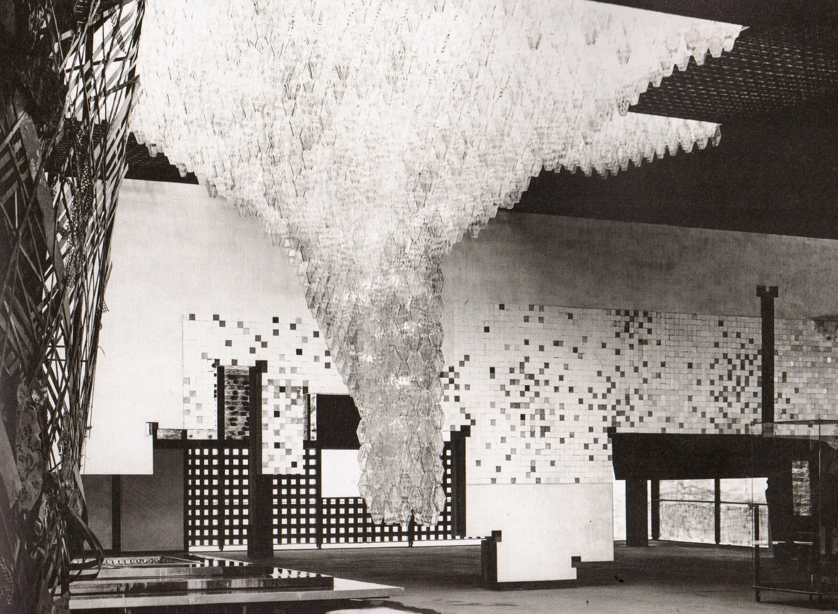 Installation with poliedri after a design by Carlo Scarpa, Veneto pavilion, Italia 61, 1961 (Photo courtesy of Venini Light 1921-1985)